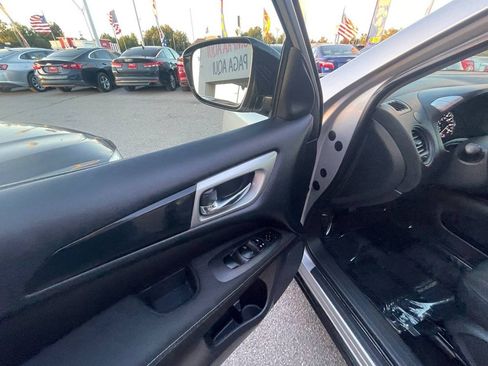 Used 2017 Nissan Pathfinder S image 28
