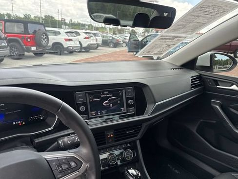 Used 2024 Volkswagen Jetta SE FWD image 14