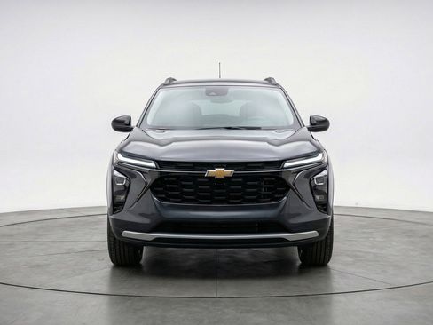 Used 2025 Chevrolet Trax LT w/ LT Convenience Package FWD image 2