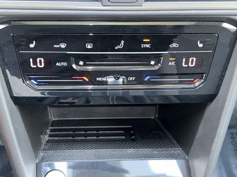 Certified 2025 Volkswagen Taos SE image 8