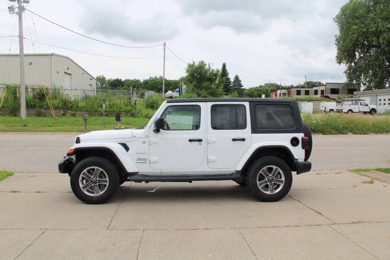 Used 2018 Jeep Wrangler Unlimited Sahara w/ Uconnect 4C Nav & Sound Group AWD/4WD image 3