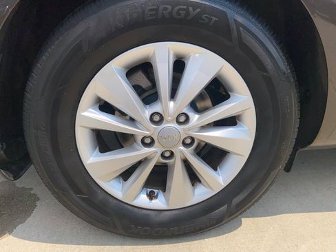 Used 2018 Kia Sedona LX w/ LX Essentials Premium Package FWD image 27