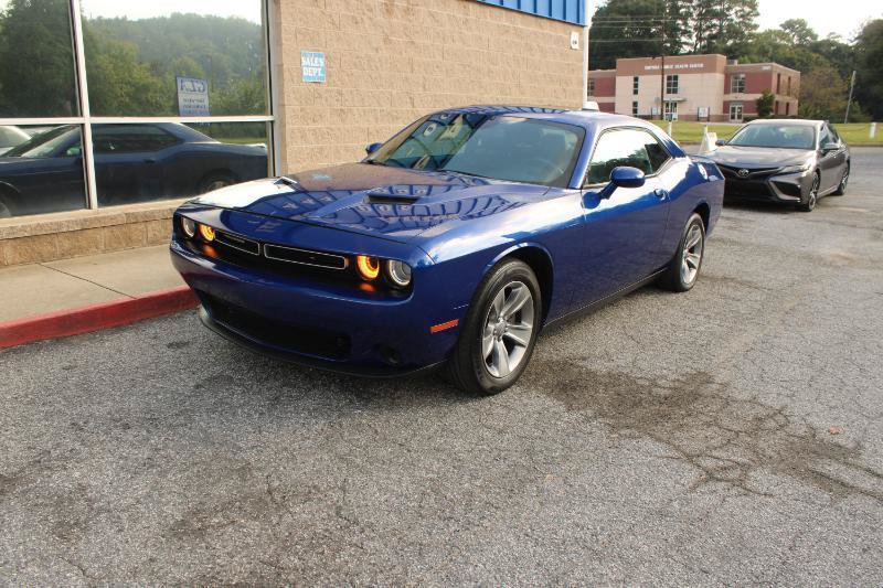 Used 2019 Dodge Challenger SXT RWD image 3