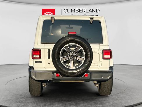 Used 2018 Jeep Wrangler Unlimited Sahara AWD/4WD image 4