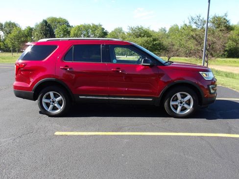 Used 2017 Ford Explorer XLT w/ Equipment Group 202A AWD/4WD image 2
