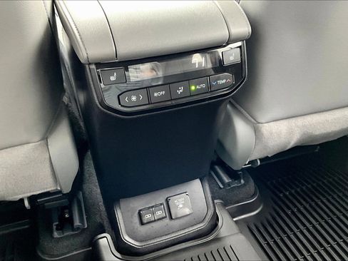 Used 2026 Toyota Highlander Platinum image 34