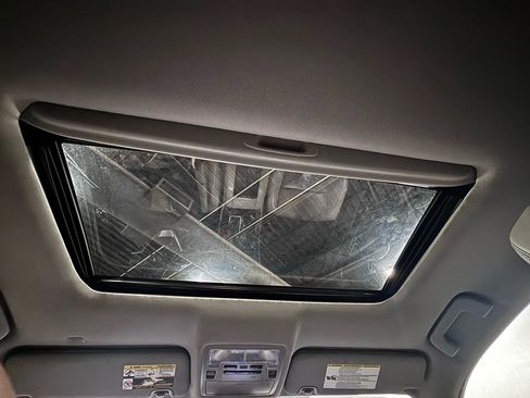 Used 2019 Toyota Highlander XLE image 28