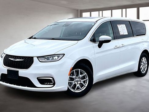 Used 2023 Chrysler Pacifica Touring-L FWD image 2