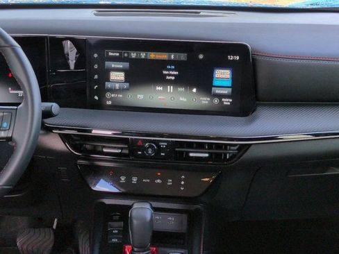 Used 2025 Nissan Kicks SR FWD image 17