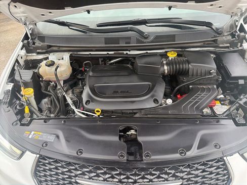 Used 2024 Chrysler Pacifica Touring-L image 11