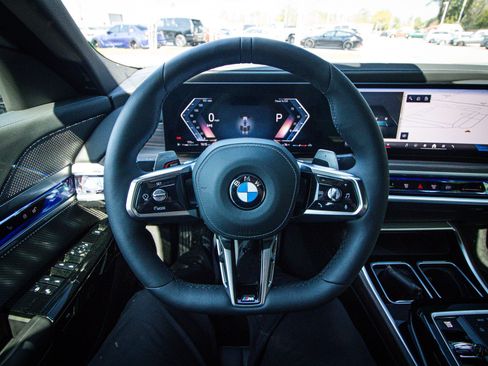 Used 2026 BMW 760i xDrive w/ Executive Package AWD/4WD image 18
