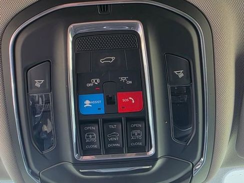 Used 2022 Jeep Grand Cherokee L Limited w/ Luxury Tech Group II image 19