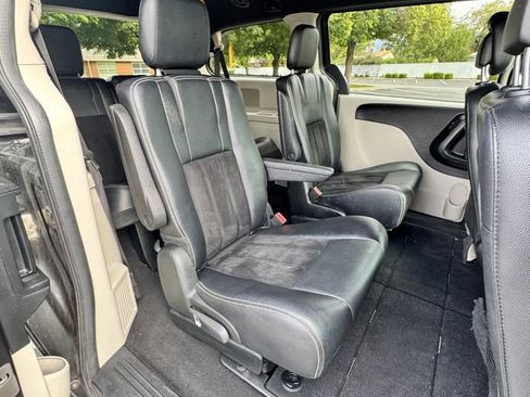 Used 2017 Dodge Grand Caravan SXT image 16