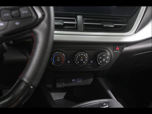 Used 2024 Chevrolet Trax RS w/ Sunroof Package FWD image 14