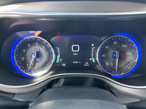 Used 2018 Chrysler Pacifica Touring-L Plus FWD image 35