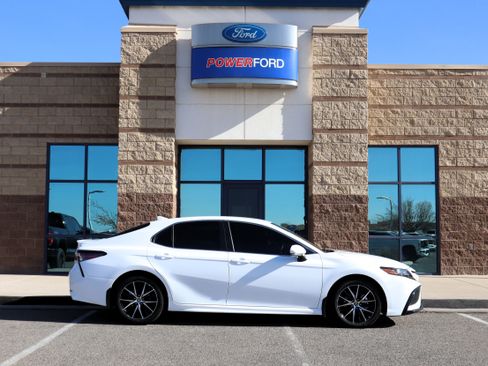 Used 2024 Toyota Camry SE image 5