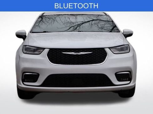 Used 2023 Chrysler Pacifica Touring image 2