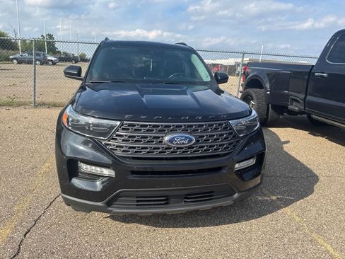 Used 2024 Ford Explorer XLT w/ Equipment Group 202A AWD/4WD image 4