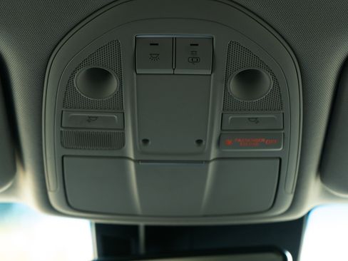 Used 2021 Genesis G70 2.0T image 35