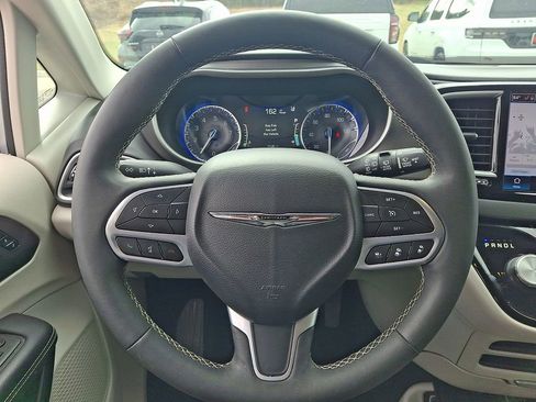 Used 2024 Chrysler Pacifica Touring-L image 19