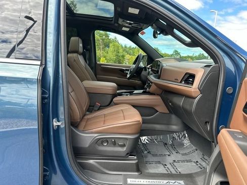 Used 2025 Chevrolet Tahoe High Country AWD/4WD image 12