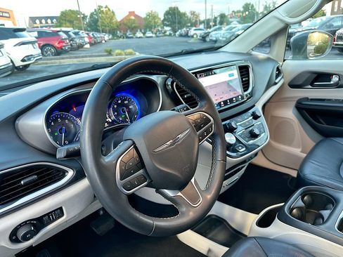 Used 2022 Chrysler Pacifica Touring-L FWD image 10