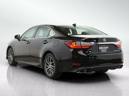 Used 2017 Lexus ES 350 w/ Luxury Package FWD image 3