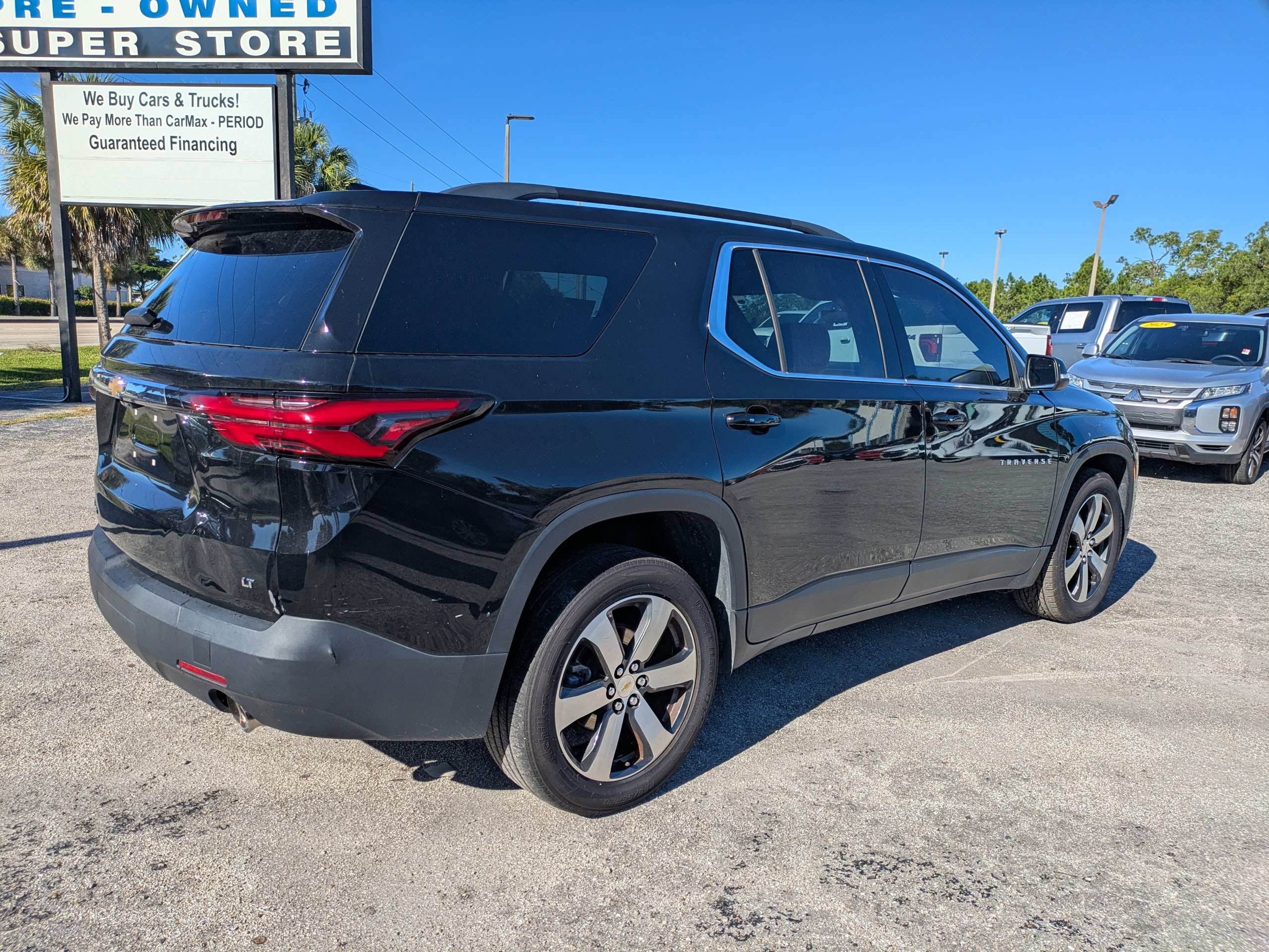 Used 2023 Chevrolet Traverse LT w/ LT Premium Package AWD/4WD image 3