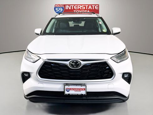 Used 2023 Toyota Highlander XLE image 2