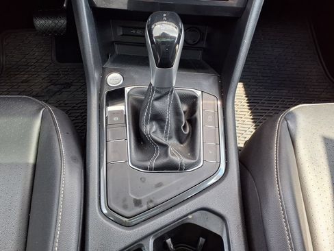 Used 2022 Volkswagen Tiguan SE w/ Panoramic Sunroof Package FWD image 31