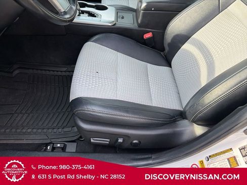 Used 2014 Toyota Camry SE w/ Moonroof Package FWD image 12