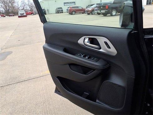 Used 2025 Chrysler Pacifica Limited image 18
