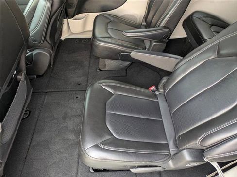Used 2023 Chrysler Pacifica Touring-L FWD image 17