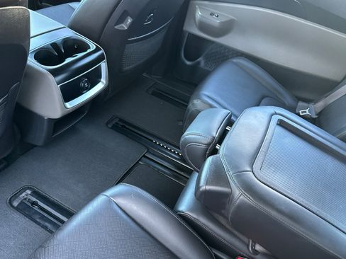 Used 2025 Kia Carnival FWD image 13