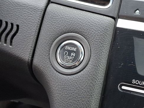 Used 2018 Ford Taurus Limited image 24