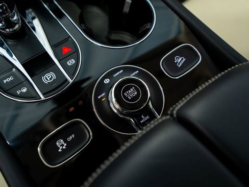 Used 2021 Bentley Bentayga Plug-In Hybrid image 46