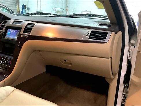 Used 2011 Cadillac Escalade Premium image 19