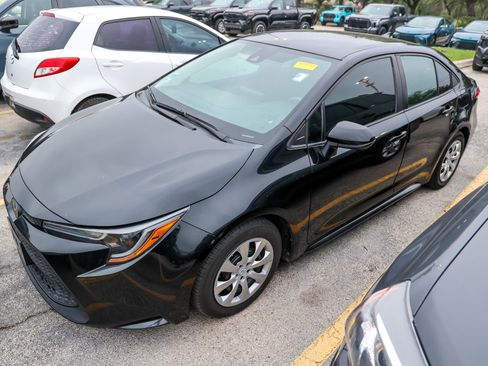 Used 2022 Toyota Corolla LE FWD image 3
