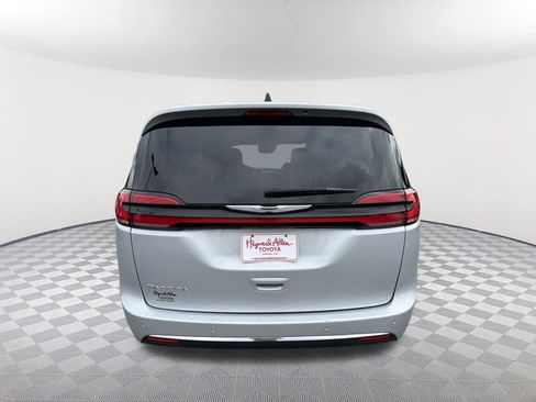 Used 2024 Chrysler Pacifica Touring-L image 16