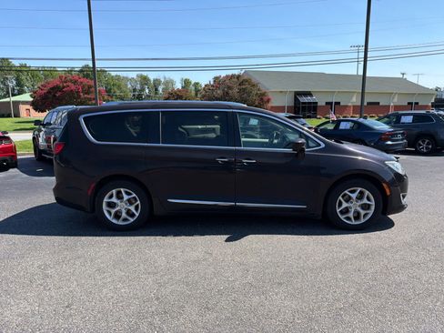 Used 2018 Chrysler Pacifica Touring-L Plus w/ Advanced Safetytec Group FWD image 2