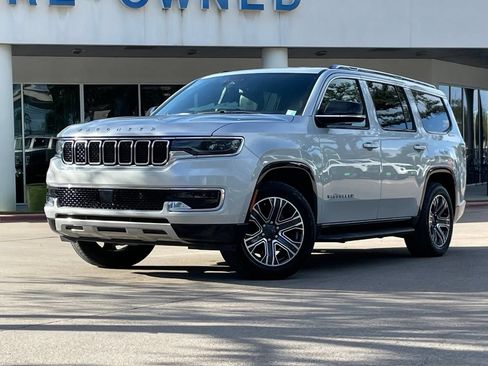 Used 2024 Jeep Wagoneer Series II w/ Flexible Seating Group RWD image 2