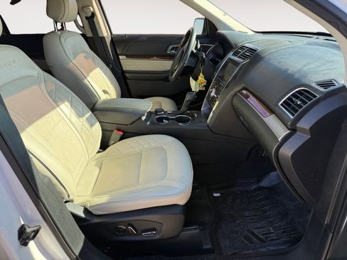 Used 2017 Ford Explorer Platinum image 15