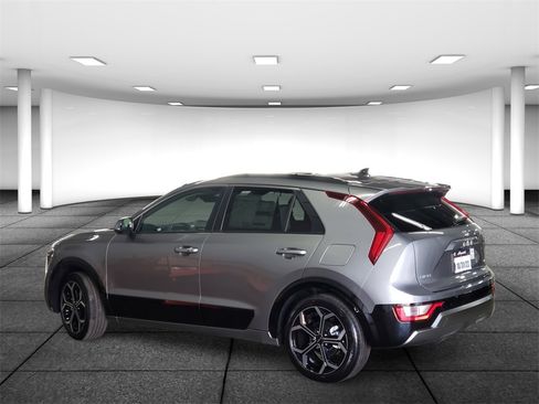 Used 2023 Kia Niro EX Touring image 6