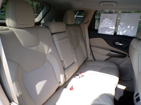 Used 2019 Jeep Cherokee Latitude w/ Popular Appearance Group FWD image 17