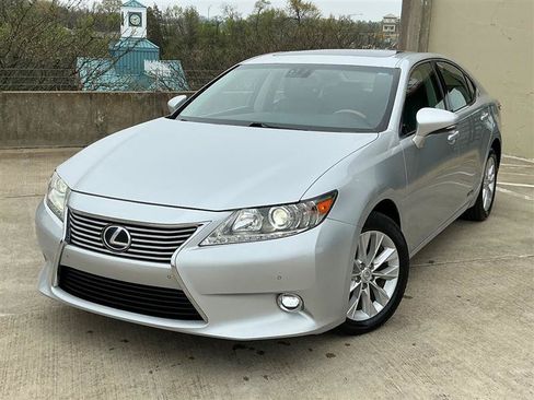 Used 2014 Lexus ES 300h w/ Luxury Package w/Bamboo Trim FWD image 2