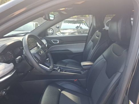 Used 2025 Jeep Compass Latitude w/ Sun & Sound Group AWD/4WD image 4