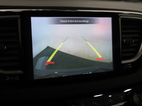 Used 2025 Chrysler Pacifica Select image 25