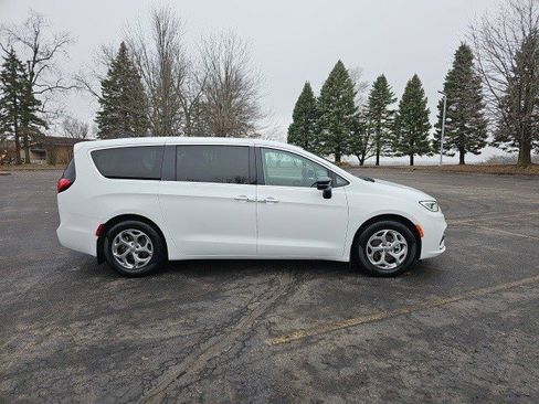 Used 2024 Chrysler Pacifica Limited w/ Uconnect Theater Family Group image 7