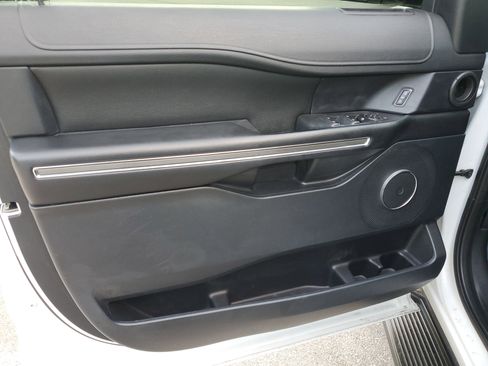 Used 2019 Ford Expedition XLT image 23