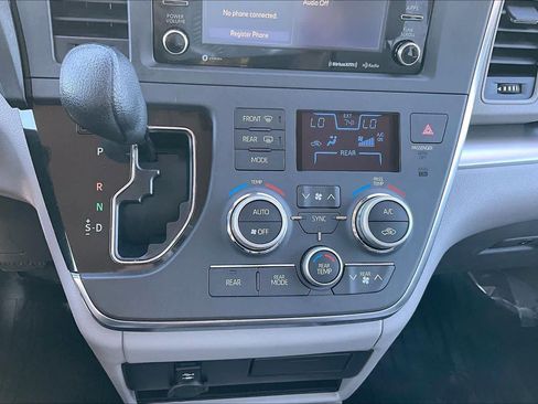 Used 2018 Toyota Sienna LE FWD image 35
